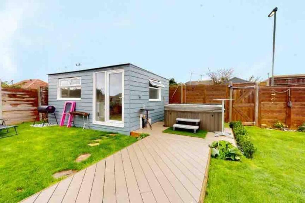 Love Lancing By The Sea With Optional Large Hot Tub Sleeps Up To 8 & Free Parking Villa Bagian luar foto